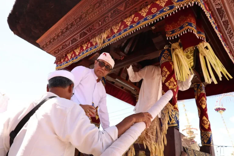 Walikota Denpasar I Gusti Ngurah Jaya Negara menghadiri upacara melaspas dan mendem pedagingan bale kulkul di Balai Banjar Ceramcam, Desa Adat Kesiman, pada Kamis (4/12/2025).