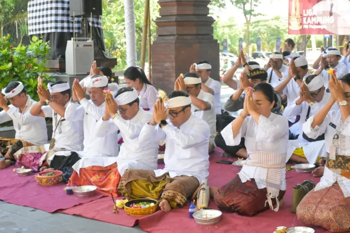 Walikota Denpasar, I Gusti Ngurah Jaya Negara bersama Ketua TP. PKK Kota Denpasar, Ny. Sagung Antari Jaya Negara saat menghadiri Karya Pemelaspas, Ngenteg Linggih, Padudusan Alit, Mupuk Pedagingan, Mecaru Rsi Gana dan Mecaru Wraspati Kalpa di Parahyangan Padmasana Gedung Dharma Negara Alaya (DNA) Kota Denpasar bertepatan dengan Purnama Sasih Kaenem, Kamis (4/12/2025). Walikota Denpasar, I Gusti Ngurah Jaya Negara bersama Ketua TP. PKK Kota Denpasar, Ny. Sagung Antari Jaya Negara saat menghadiri Karya Pemelaspas, Ngenteg Linggih, Padudusan Alit, Mupuk Pedagingan, Mecaru Rsi Gana dan Mecaru Wraspati Kalpa di Parahyangan Padmasana Gedung Dharma Negara Alaya (DNA) Kota Denpasar bertepatan dengan Purnama Sasih Kaenem, Kamis (4/12/2025).