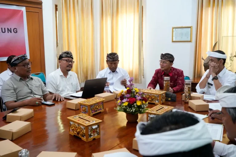 Bupati Klungkung I Made Satria memimpin rapat dengan berbagai pihak untuk membahas rencana kerja sama penyediaan layanan CT Scan di RSUD Gema Santi Nusa Penida guna meningkatkan mutu dan akses layanan kesehatan masyarakat.