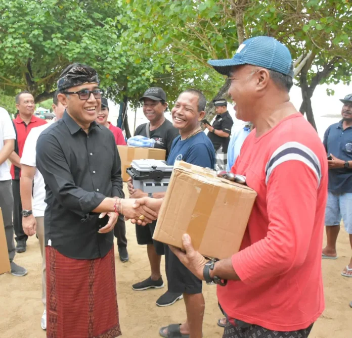Walikota Denpasar, I Gusti Ngurah Jaya Negara saat menyerahkan bantuan alat pancing kepad 5 Kelompok Usaha Bersama (KUB) di Kawasan Pantai Karang, Sanur, Denpasar, Jumat (5/12).