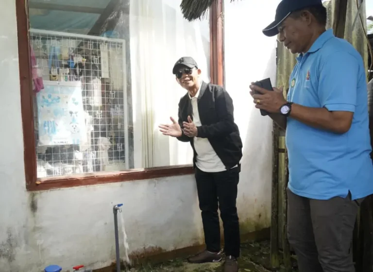 Bupati Klungkung I Made Satria meresmikan pemasangan Sambungan Rumah (SR) jaringan air bersih di Banjar Penyancangan, Desa Tanglad