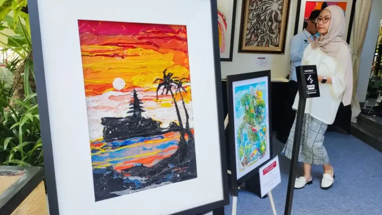 Pameran Seni Unik di Bali, Plastik Kresek Disulap Jadi Lukisan Berdaya Ekonomi