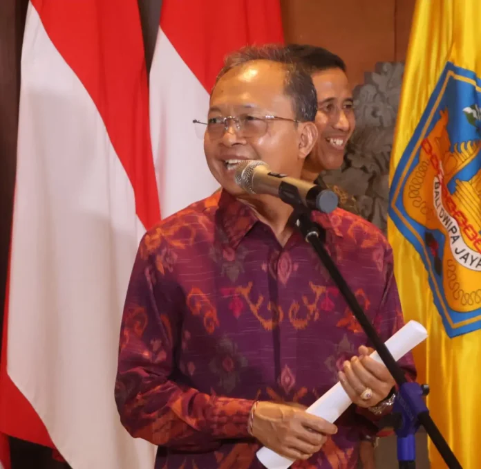 Gubernur Bali Wayan Koster meminta Denpasar dan Badung menghentikan pembuangan sampah ke TPA Suwung sebelum ditutup pada 23 Desember 2025 dan segera mengoptimalkan pengelolaan sampah berbasis sumber.