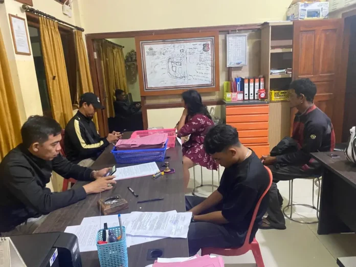 Proses interogasi kepada korban dan laki-laki yang membawa kabur usai berhasil diamankan di Desa Penglumbaran, Kecamatan Susut, Bangli.