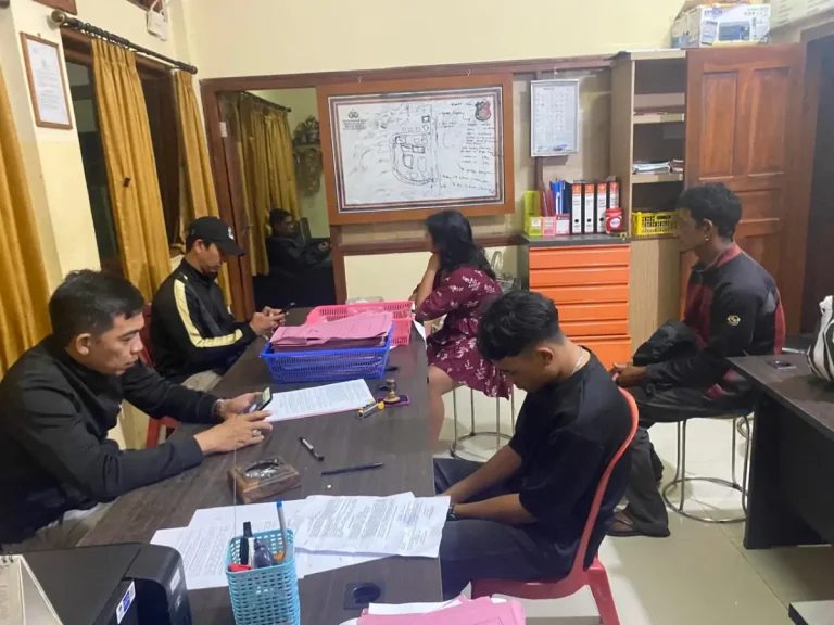 Proses interogasi kepada korban dan laki-laki yang membawa kabur usai berhasil diamankan di Desa Penglumbaran, Kecamatan Susut, Bangli.