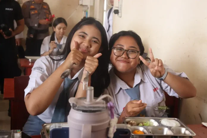 Program Makan Bergizi Gratis Diluncurkan di SMA Negeri 1 Singaraja