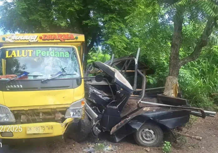 Kondisi truk dan mobil pick up yang mengalami kecelakaan lalu lintas di Wilayah Banjar Dinas Sandi Kertha, Desa Pejarakan, Kecamatan Gerokgak, Buleleng.