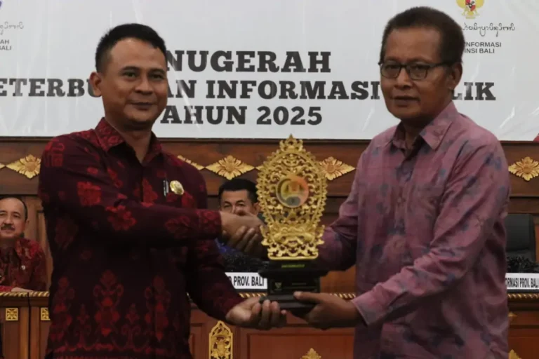 Pemkab Buleleng meraih apresiasi dengan memperoleh 12 penghargaan, terdiri atas 11 badan publik berstatus informatif dan satu penghargaan Desa Transparan untuk Desa Pejarakan.