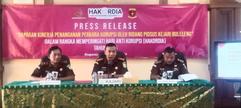 Kegiatan Pers Rilis Kejaksaan Negeri Buleleng terkait penanganan kasus tindak pidana korupsi dalam memperingati hari anti korupsi.