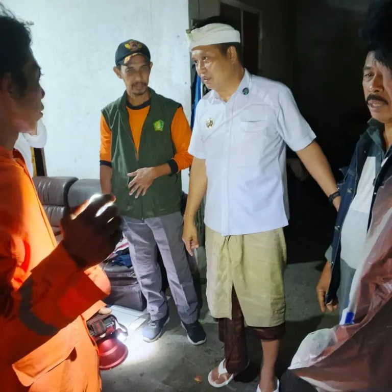 Angin puting beliung melanda Banjar Tembles, Jembrana, merusak tiga bangunan, dan Bupati Kembang meninjau lokasi serta memastikan bantuan darurat dan gotong royong segera dilakukan.