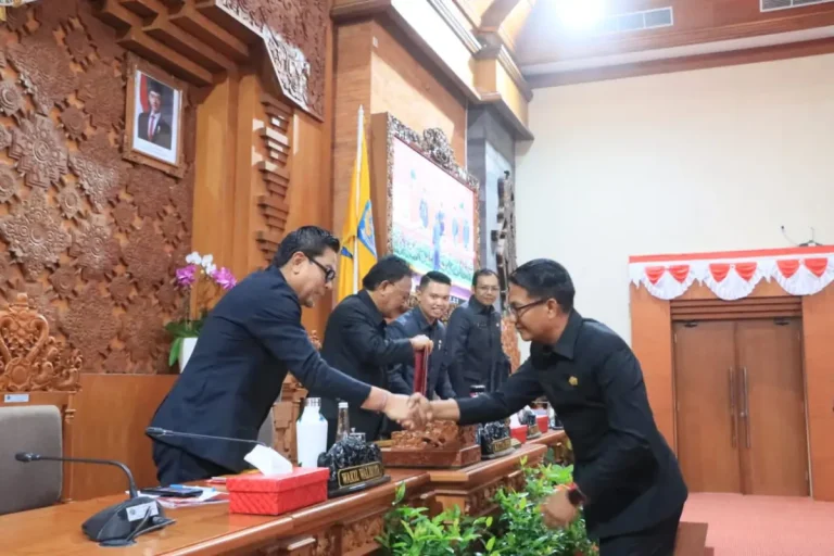 Ketua DPRD Denpasar I Gusti Ngurah Gede, Wakil Ketua DPRD, Ida Bagus Yoga Adi Putra, dan Dr. I Made Oka Cahyadi Wiguna dan Wakil Walikota Denpasar, I Kadek Agus Arya Wibawa dalam kesempatan Rapat Paripurna ke-44 Masa Persidangan III dengan agenda pandangan umum Fraksi-Fraksi DPRD terhadap 3 Ranperda Kota Denpasar berlangsung, Selasa (9/12) di Gedung DPRD Denpasar.