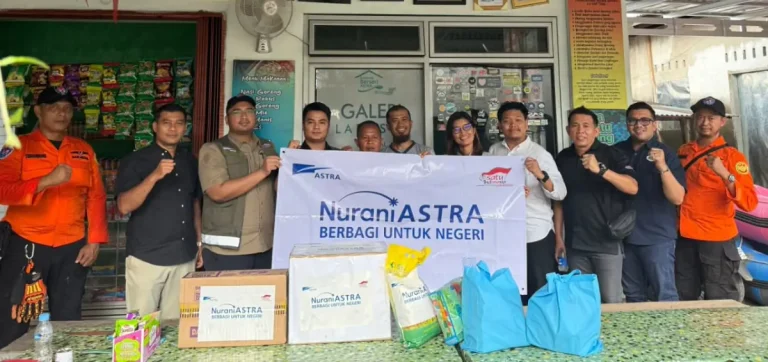 Nurani Astra bersama para relawan menyerahkan bantuan kebutuhan dasar kepada warga di salah satu posko di Sumatra Barat sebagai bagian dari dukungan penanganan bencana di Aceh, Sumatra Utara, dan Sumatra Barat.