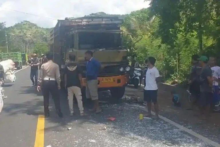 Kondisi truk yang mengalami lakalantas di Jalan Singaraja -Gilimanuk tepatnya di Wilayah Desa Pemuteran, Kecamatan Gerokgak, Buleleng.