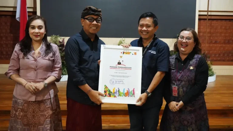 Cokorda Bagus Purnawan menerima penghargaan Vasudhaiva Kutumbakam yang diserahkan langsung oleh Wakil Wali Kota Denpasar sebagai bentuk apresiasi atas kontribusi sosial Astra Motor Bali.