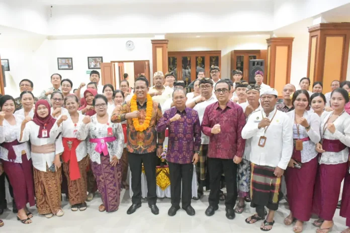 Walikota Denpasar, I Gusti Ngurah Jaya Negara bersama Gubernur Bali, Wayan Koster saat mendampingi kunjungan Menteri Hukum Republik Indonesia, Supratman Andi Agtas di Kantor Perbekel Desa Dauh Puri Kaja, Jumat (12/12). Walikota Denpasar, I Gusti Ngurah Jaya Negara bersama Gubernur Bali, Wayan Koster saat mendampingi kunjungan Menteri Hukum Republik Indonesia, Supratman Andi Agtas di Kantor Perbekel Desa Dauh Puri Kaja, Jumat (12/12).