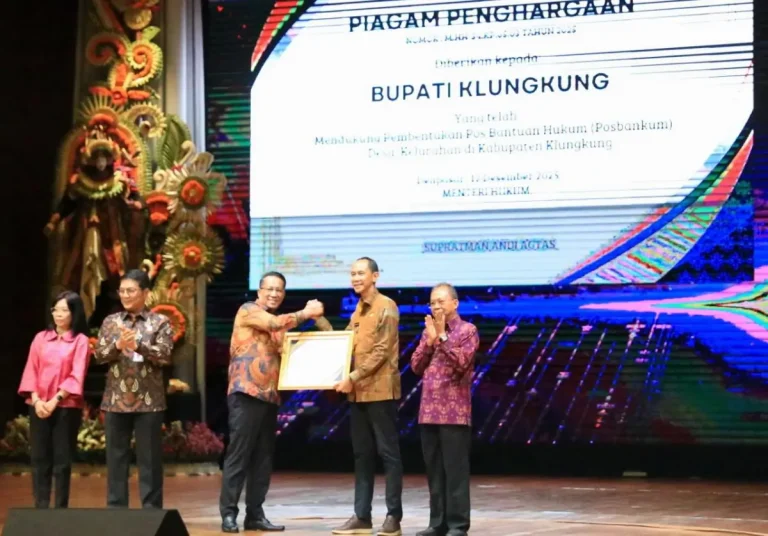 Wakil Bupati Klungkung Tjokorda Gde Surya Putra menghadiri peresmian Pos Bantuan Hukum (Posbankum) dan menerima penghargaan dari Menteri Hukum RI atas dukungannya dalam memperluas akses keadilan bagi masyarakat Bali.