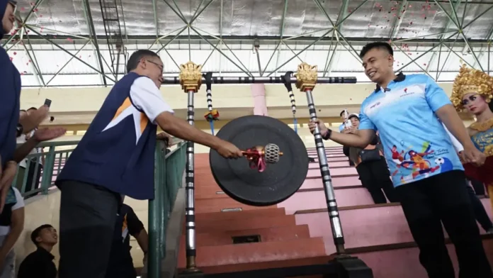 Wakil Bupati Jembrana, I Gede Ngurah Patriana Krisna, membuka FOP 2025 dan menekankan pentingnya olahraga pendidikan sebagai sarana membangun karakter, sportivitas, dan kepemimpinan siswa.