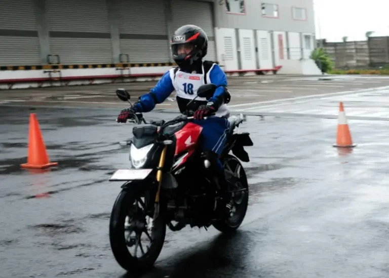 Astra Motor Bali terus menguatkan kampanye keselamatan berkendara melalui edukasi pengguna sepeda motor transmisi manual atau kopling.