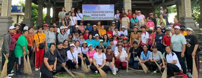 Ketua Tim Penggerak PKK Kabupaten Klungkung, Eva Satria, memimpin aksi bersih-bersih sampah plastik dilaksanakan kawasan Pantai Watu Klotok