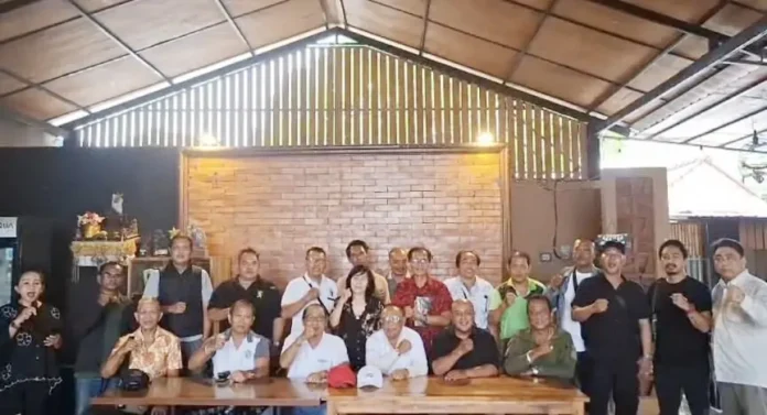 Jajaran Pengurus, Dewan Pertimbangan, Dewan Pembina dan Penasehat foto bersama usai melaksanakan rapat koordinasi di Mada LMP Bali, Jl. Sedap Malam Denpasar. Jajaran Pengurus, Dewan Pertimbangan, Dewan Pembina dan Penasehat foto bersama usai melaksanakan rapat koordinasi di Mada LMP Bali, Jl. Sedap Malam Denpasar.