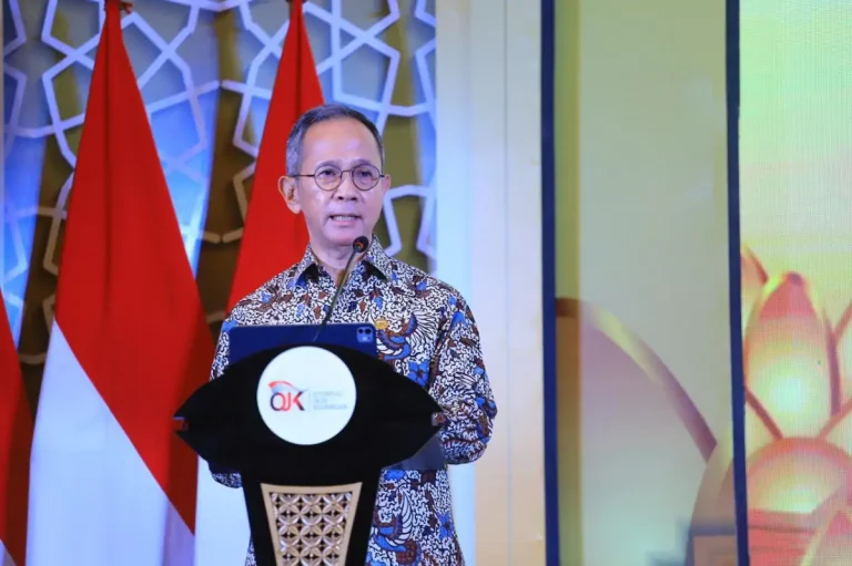 Ketua Dewan Komisioner OJK, Mahendra Siregar, menyatakan peluncuran Buku Khutbah Syariah PPDP bertujuan memperkuat literasi dan inklusi keuangan syariah serta menjembatani nilai syariah dengan praktik keuangan modern.