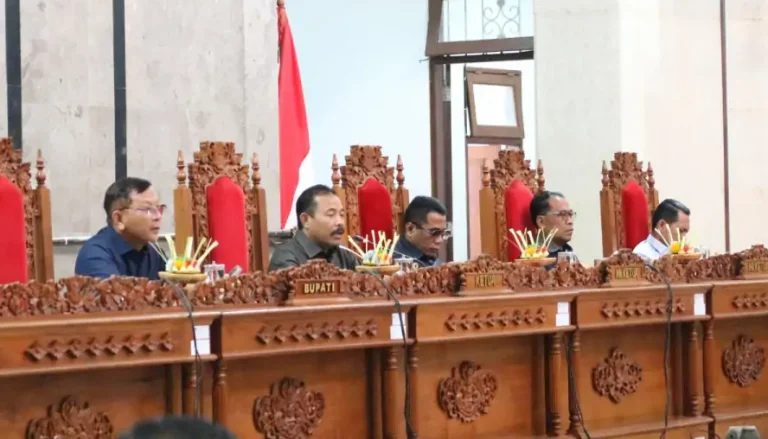 Suasana rapat Paripurna DPRD Kabupaten Buleleng yang digelar di Ruang Rapat Utama DPRD Buleleng pada Senin (15/12/2025).