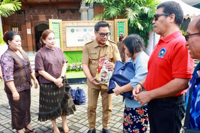Wakil Walikota Denpasar, I Kadek Agus Arya Wibawa, bersama Ketua GOW Kota Denpasar, Ny. Ayu Kristy Arya Wibawa saat menghadiri Kegiatan Indonesia Cinta Disabilitas (ICD) tahun 2025 yang digelar di Gedung Merdeka (LVRI) Kota Denpasar, Senin (15/12/2025).