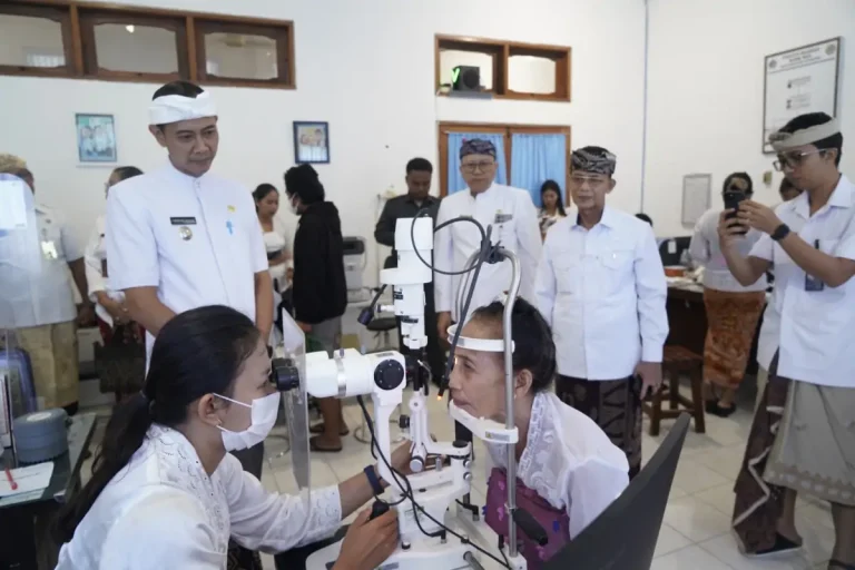 Bupati Klungkung Hadiri Pemeriksaan Kesehatan Gratis untuk Para Sulinggih di RSUD Klungkung