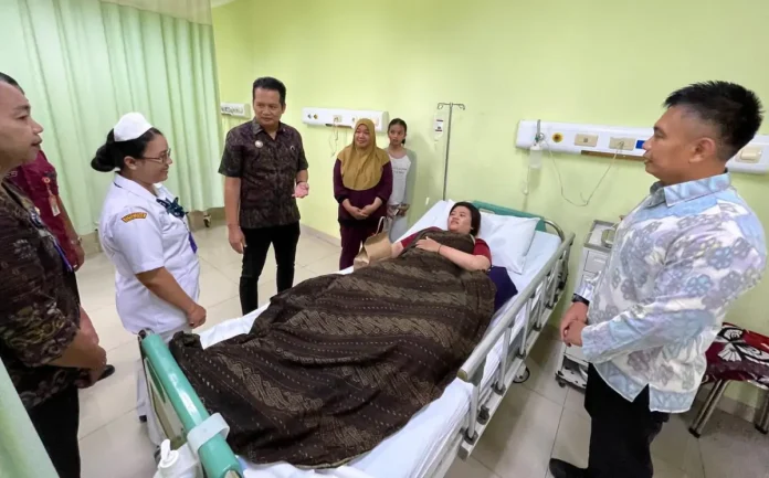 Bupati Kembang mengunjungi pasien di RSU Negara pada peringatan HUT ke-91, sambil berharap rumah sakit terus meningkatkan pelayanan kesehatan yang profesional, humanis, dan bermanfaat bagi masyarakat.
