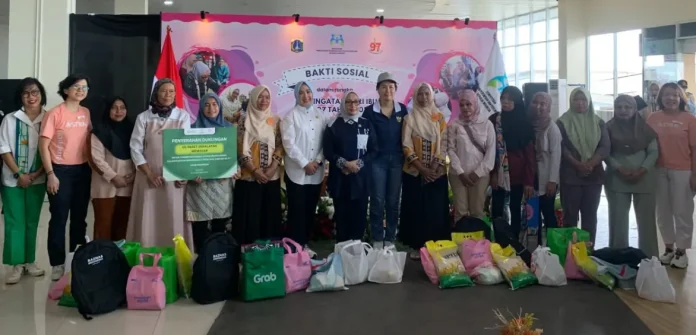 Menteri Pemberdayaan Perempuan dan Perlindungan Anak RI Arifah Fauzi (tengah), Wakil Menteri Pemberdayaan Perempuan dan Perlindungan Anak RI Veronica Tan (kedelapan kanan) dan Ketua Umum Seruni Tri Tito Karnavian (kedelapan kiri) dalam kegiatan Bakti Sosial Peringatan Hari Ibu (PHI) ke-97 Tahun 2025 yang diselenggarakan oleh Kementerian Pemberdayaan Perempuan dan Perlindungan Anak Republik Indonesia di Pelabuhan Muara Angke, Jakarta Utara pada Selasa (16/12/2025).
