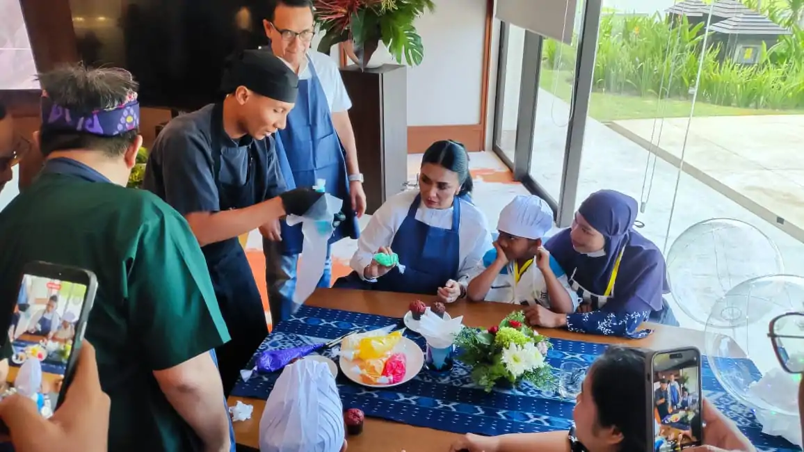 Upaya meringankan beban anak-anak penderita kanker kembali mendapat perhatian melalui aksi sosial yang digelar Injourney bersama Yayasan Kanker Anak Indonesia (YKAI) di The Meru Sanur pada Jumat 5 Desember 2025.