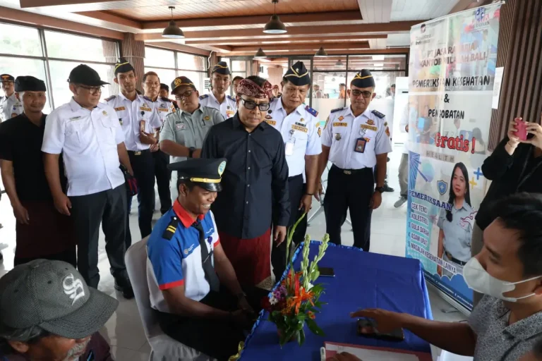 Wakil Walikota Denpasar, I Kadek Agus Arya Wibawa saat memimpin Apel Siaga Gelar Pasukan sekaligus membuka Pelayanan Posko Terpadu Penyelenggaraan Angkutan Natal dan Tahun Baru (Nataru) di kawasan Terminal Ubung, Denpasar Utara, Kamis (18/12)