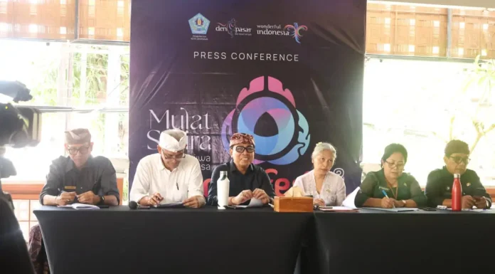 Wakil Walikota Denpasar Arya Wibawa saat menghadiri Press Conference Denfest ke-18 di Graha Yowana Suci, Kamis (18/12/2025).
