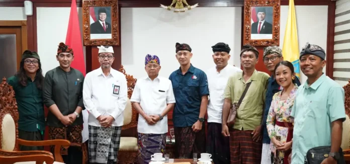 Gubernur Koster saat menerima audiensi Komunitas Bali Trail Run di Kantor Gubernur Bali, Kamis 18 Desember 2025.