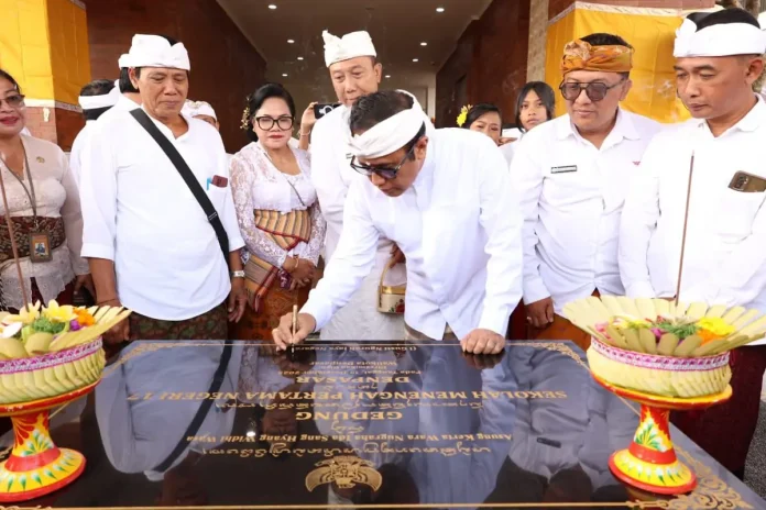 Walikota Denpasar, I Gusti Ngurah Jaya Negara menghadiri Karya Melaspas, Mendem Pedagingan, dan Pecaruan Rsi Gana di SMPN 17 Denpasar sekaligus meresmikan bangunan dengan pemotongan pita dan penandatanganan prasasti bertepatan pada Rahina Tilem Kanem, Jumat (19/12).