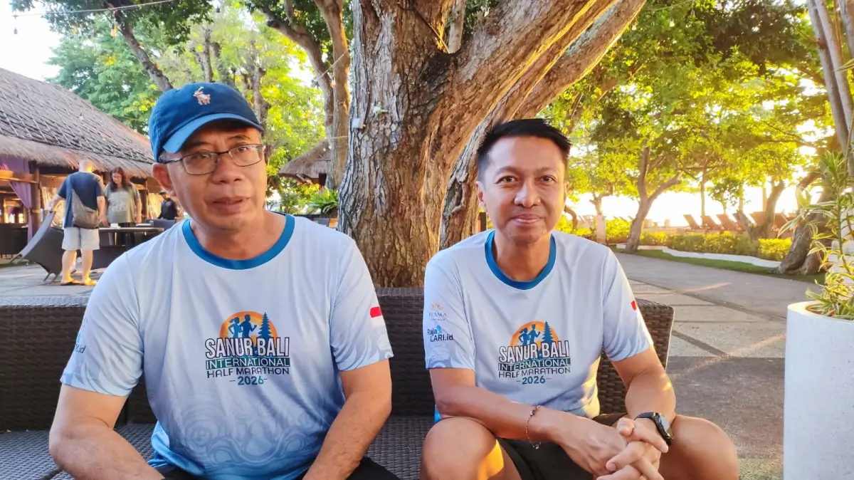 Ketua Panitia SBIHM 2026 yang juga CEO Raja Lari, Panca Rudolf Sarungu bersama General Manager Prama Sanur Beach Bali, I Gusti Bagus Surya saat diwawancara pada Minggu, 21 Desember 2025.