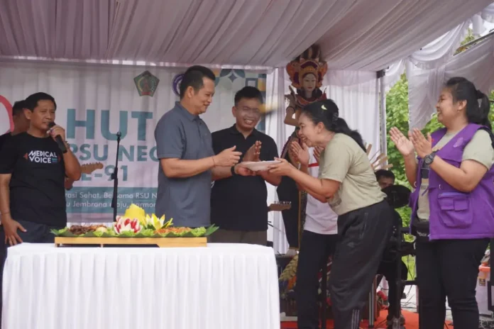 Bupati Jembrana I Made Kembang Hartawan ikut serta dalam peringatan HUT ke-91 RSU Negara dengan menanam pohon kakao dan mendorong kegiatan yang berdampak nyata bagi masyarakat dan lingkungan.