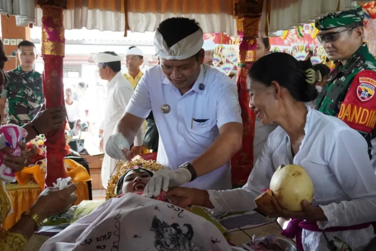 Pemerintah Kabupaten Jembrana menyelenggarakan Metatah Massal gratis bagi 286 peserta sebagai wujud dukungan Bupati Kembang untuk meringankan beban ekonomi masyarakat dalam menjalankan kewajiban adat.