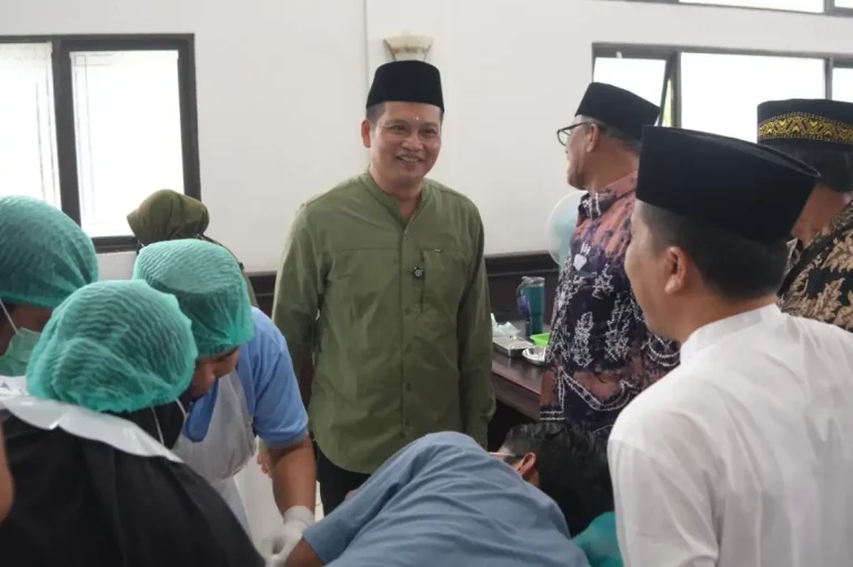 Pemkab Jembrana menyelenggarakan khitanan massal gratis sebagai bentuk kepedulian kepada keluarga kurang mampu dan dukungan terhadap tumbuh kembang generasi muda.