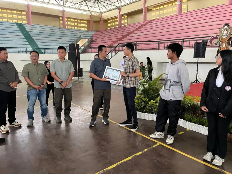 Bupati Jembrana I Made Kembang Hartawan menyerahkan beasiswa Rp1,5 juta kepada 126 mahasiswa berprestasi yang berkuliah di dalam daerah untuk mendorong prestasi akademik dan mendukung pendidikan lokal.