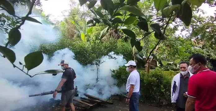 Suasana kegiatan fogging yang dilakukan Tim Reaksi Cepat-TRC Relawan Demam Berdarah Buleleng di Desa Pakisan, Kecamatan Kubutambahan, Buleleng.