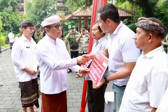 Wali Kota Denpasar, I Gusti Ngurah Jaya Negara didampingi Kepala Pelaksana BPBD Kota Denpasar, Ida Bagus Joni Ariwibawa di Depan Lobi Kantor Walikota Denpasar menyerahkan Bantuan Sosial Pasca Bencana kepada masyarakat Kota Denpasar yang terkena musibah banjir yang sudah terverifikasi secara simbolis di Depan Lobi Kantor Walikota Denpasar, Senin (22/12/2025). Wali Kota Denpasar, I Gusti Ngurah Jaya Negara didampingi Kepala Pelaksana BPBD Kota Denpasar, Ida Bagus Joni Ariwibawa di Depan Lobi Kantor Walikota Denpasar menyerahkan Bantuan Sosial Pasca Bencana kepada masyarakat Kota Denpasar yang terkena musibah banjir yang sudah terverifikasi secara simbolis di Depan Lobi Kantor Walikota Denpasar, Senin (22/12/2025).