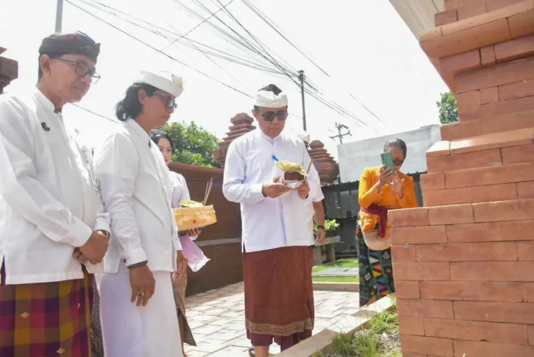 Walikota Denpasar, I Gusti Ngurah Jaya Negara bersama Ketua TP. PKK Kota Denpasar, Ny. Sagung Antari Jaya Negara serta Pj. Sekda Kota Denpasar, I Gusti Ngurah Eddy Mulya saat menghadiri sekaligus mendem dasar serangkaian Karya Melaspas Rumah Singgah, Dinas P3AP2KB yang dilaksanakan bertepatan Soma Pon Pahang, Senin (22/12).