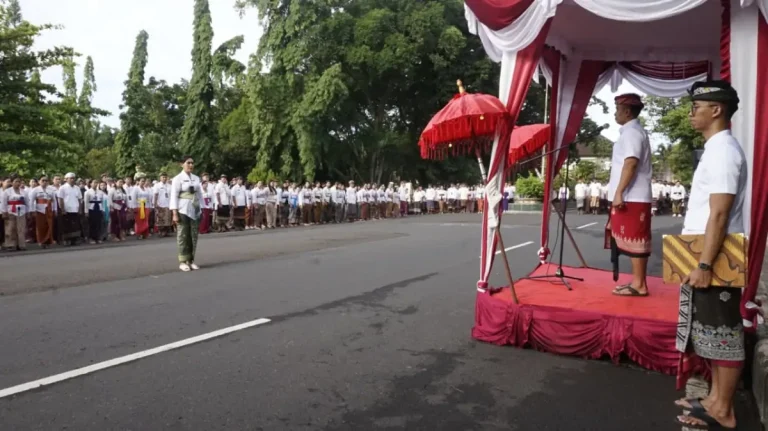 Wakil Bupati Jembrana, I Gede Ngurah Patriana Krisna, memimpin peringatan Hari Bela Negara ke-77 dan Hari Ibu ke-97 untuk menanamkan semangat patriotisme dan peran perempuan dalam pembangunan daerah.