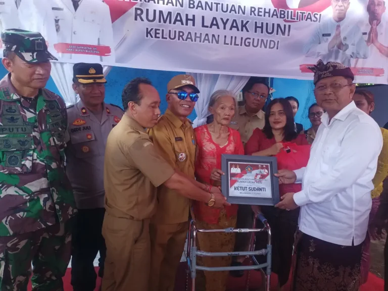 Gotong Royong untuk Lansia, Pemkab Buleleng Perbaiki Rumah Warga di Liligundi