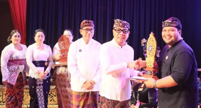 Peringatan Hari Ibu Ke-97pada Senin (22/12) di Dharma Negara Alaya (DNA), Lumintang, dihadiri Wakil Wali Kota Denpasar, I Kadek Agus Arya Wibawa, Ketua TP PKK Kota Denpasar, Ny. Sagung Antari Jaya Negara, Ketua GOW Kota Denpasar, Ny. Ayu Kristi Arya Wibawa, para istri pejabat Forkopimda Kota Denpasar, Plt. Ketua DWP Kota Denpasar Ny. I Gusti Ayu Putu Suwandewi Eddy Mulya, serta pimpinan OPD di lingkungan Pemkot Denpasar.