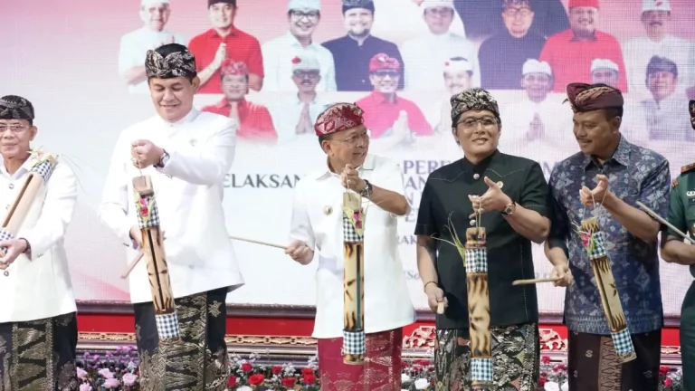 Gubernur Bali Wayan Koster meresmikan Haluan Pembangunan Bali 100 Tahun Era Baru 2025–2125 yang menekankan pelestarian alam, budaya, dan pembangunan berkelanjutan.