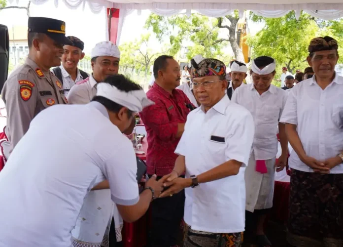 Gubernur Bali, Wayan Koster resmi melakukan peletakan batu pertama pembangunan Sekolah Rakyat Provinsi Bali di Kabupaten Karangasem