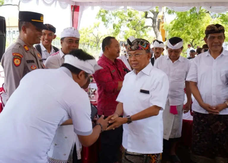 Gubernur Bali, Wayan Koster resmi melakukan peletakan batu pertama pembangunan Sekolah Rakyat Provinsi Bali di Kabupaten Karangasem