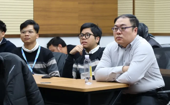 Sebanyak 11 mahasiswa pemenang PGTC berkesempatan mengikuti pelatihan singkat dan bertukar ilmu di Universitas Tsinghua, Beijing, pada 26-29 November 2025.